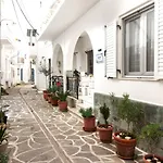 Rumi's House-port,old Town,100 Doors Church In The Heart Of Parikia Сasa de vacaciones